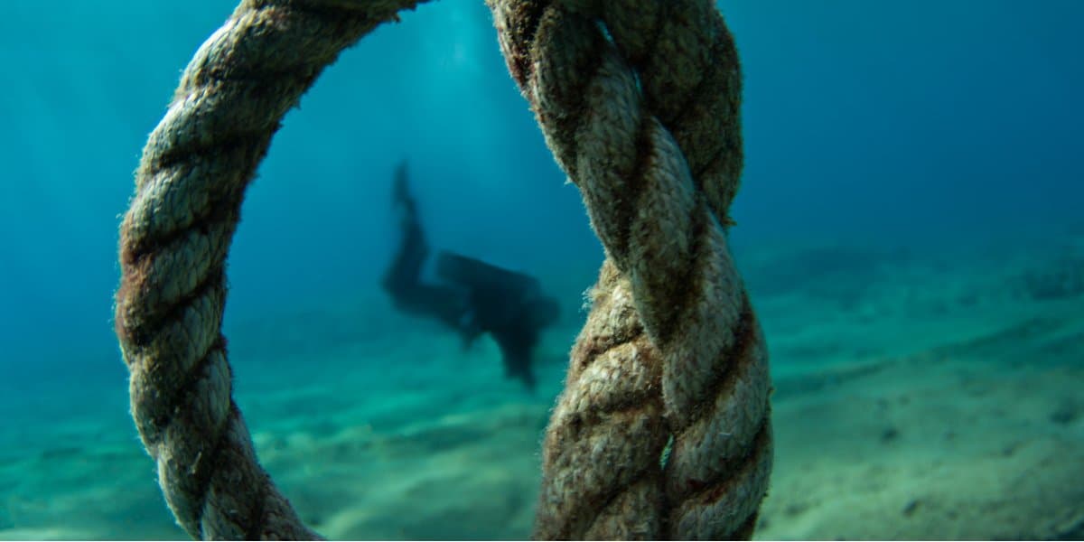 Derinlerdeki Bağ: Bir Dalıcının İp Düğümleriyle Dansı